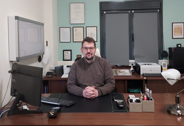 γραφείο σερρών με τον ιατρό2